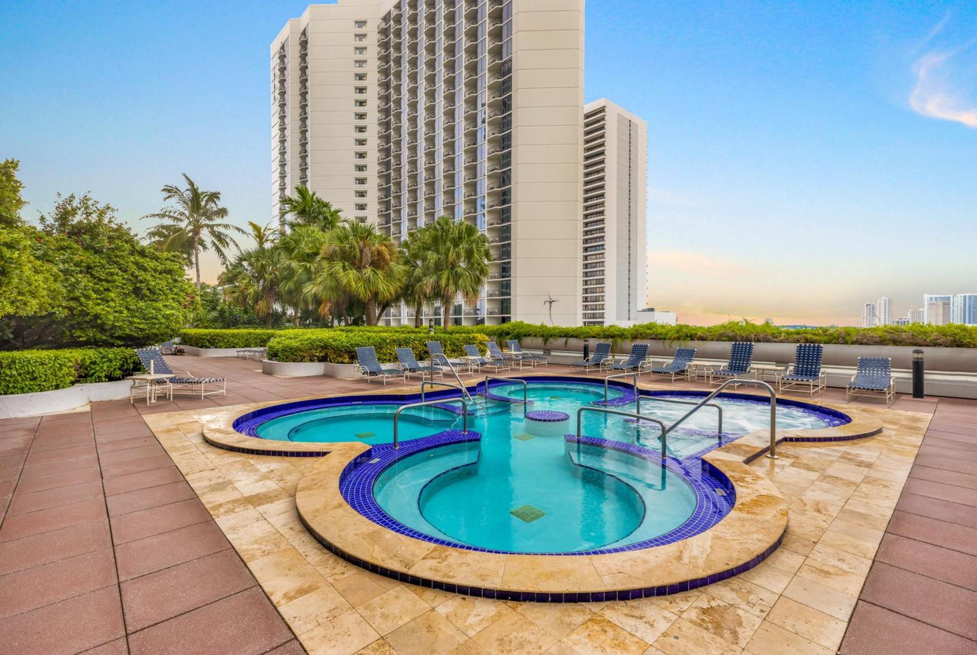 High Rise Comfort With Balcony Doral Eksteriør billede